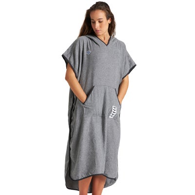 Wear our sleek Icons Poncho to towel off and switch out of your swimsuit at the beach or the pool. Always a practical solution for changing on the go, this lightweight terry poncho has a minimalist, athletic vibe and handy pockets for securely stashing gear or your wet swimsuit. This hooded style is finished with a vintage logo patch and our signature logo stripes.|https://www.arenasport.com/en_us/004375-icons-hooded-poncho.html|0|stt7